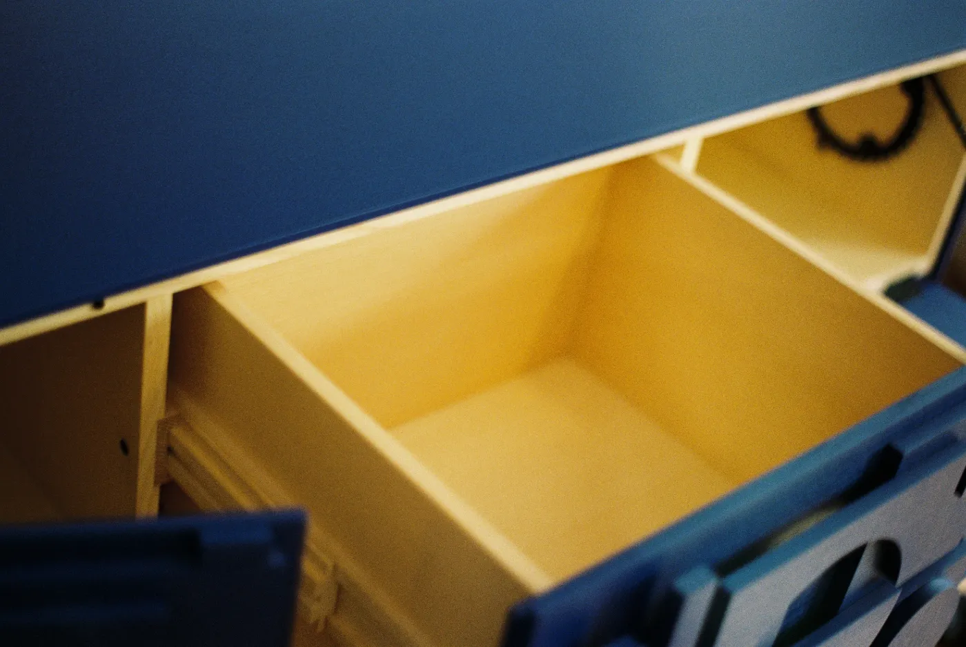 Blaues Wandboard – geöffnet, Detail 2