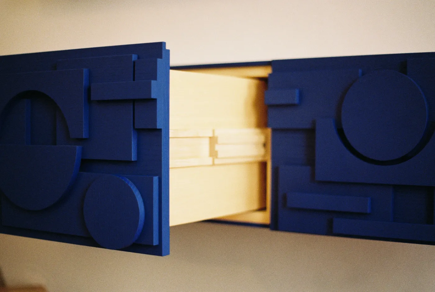Blaues Wandboard – geöffnet, Detail