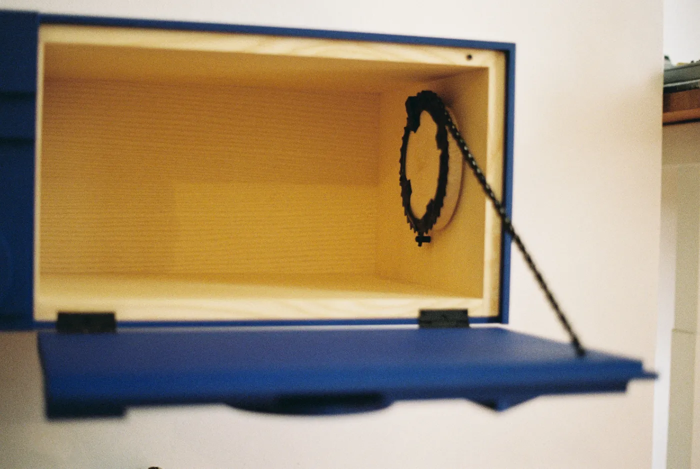 Blaues Wandboard – geöffnet